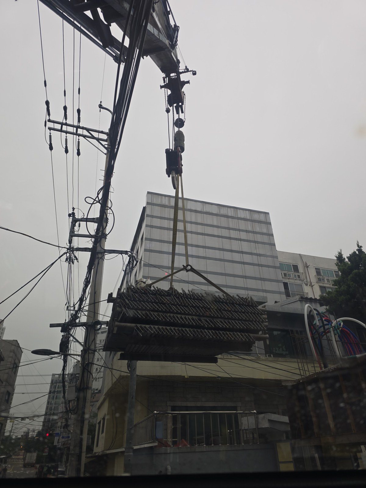 김포시 지붕 트러스·철골 프레임 크레인 작업 안내 이미지
