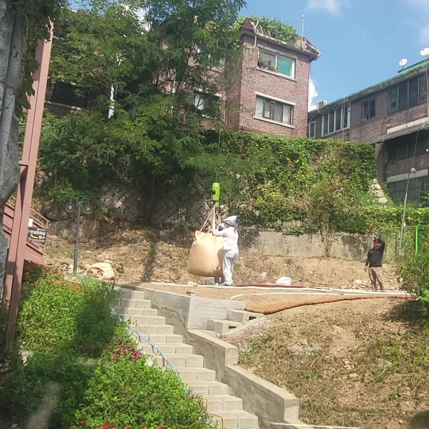 마포동 조경수·조경석 배치 크레인 작업 안내 이미지